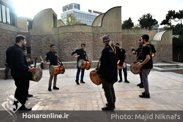 نمایشگاه مروری بر بازتاب جریان عاشورا در هنرهای تجسمی معاصر با عنوان «همچنان جاری»  