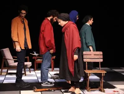 هیچ  به خاطر هیچ / نگاهی به نمایش "نقاشی اشر" به نویسندگی محمدحسین معارف و کارگردانی فریبرز کریمی