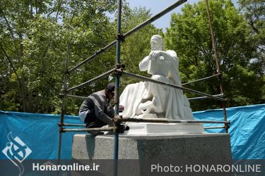 مرمت و بازسازی تندیس خیام در بوستان لاله