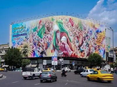 دیوارنگاره جدید میدان انقلاب مزین به شعار «روز امید دوستان، روز ناامیدی دشمنان»
