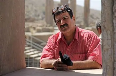 نشان عالی خورشید در دستان ارد عطارپور
