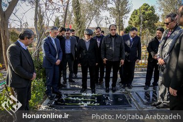 گل‌باران قطعه هنرمندان توسط وزیر ارشاد و معاون هنری وزارت ارشاد