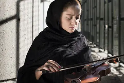 اسید پاشی حوالی چهارراه فخرآباد / روایت هادی احمدی از نمایش "فالش خوانی در چهارراه فخراباد" 