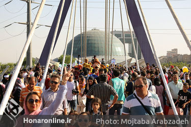 شادپیمایی عروسک‌ها در بوستان آب و آتش‎