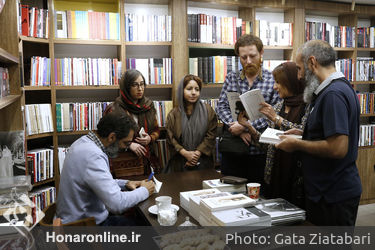 رونمایی و امضاء کتاب "روی خط چشم" در نشر چشمه