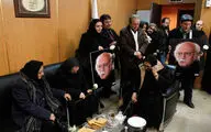 پیکر رکن‌الدین خسروی به تهران رسید / از  ایرج راد و آتیلا پسیانی تا رویا تیموریان و الهام پاوه‌نژاد در استقبال پیکر استاد تئاتر ایران / عکس