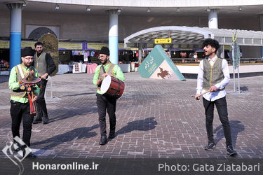 اجرای نمایش‌ خیابانی «تکم» در چهل و یکمین جشنواره بین‌المللی تئاتر فجر در ایوان انتظار ولی‌عصر«عج»