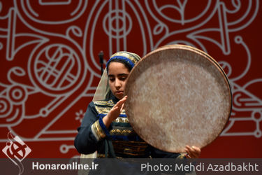 اجرای نوازندگان دف در سیزدهمین دوره جشنواره ملی موسیقی جوان