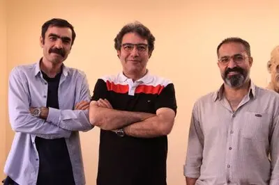 در احکام جداگانه‌ای:

داوران بخش نمایش‌نامه‌های تألیفی و اقتباسی دهمین دوره‌ی انتخاب آثار برتر ادبیات نمایشی ایران معرفی شدند
