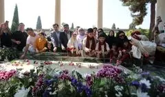 آرامگاه حافظ گلباران شد