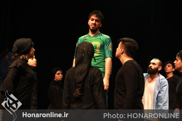 نمایش "چهرازی" به کارگردانی کامبیز نیک‌آمیز در خانه نمایش مهرگان روی صحنه است.