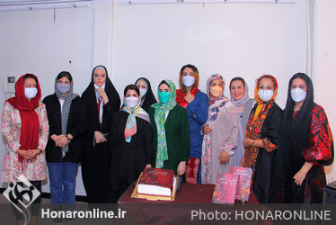 افتتاحیه نمایشگاه و رونمایی از کتاب آسمان هفت رنگ در گالری برمخ