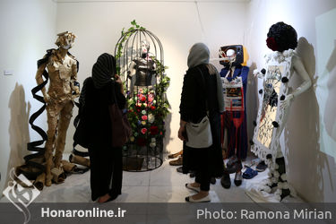 نمایشگاه لباس‌های مفهومی "رو به تهران من" در گالری مستقل تهران