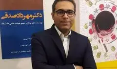 نویسنده کتاب «آبنبات هل‌دار» با تشویق چه کسی طنزنویس شد؟