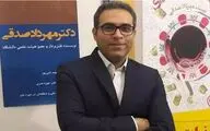 نویسنده کتاب «آبنبات هل‌دار» با تشویق چه کسی طنزنویس شد؟