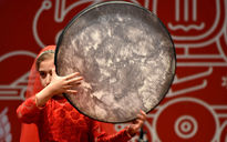 اجرای نوازندگان دف در سیزدهمین جشنواره ملی موسیقی جوان