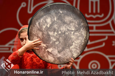 اجرای نوازندگان دف در سیزدهمین دوره جشنواره ملی موسیقی جوان