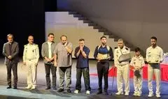 تجلیل از خانواده شهدای ناوشکن دنا در افتتاحیه نمایش «ذرات آشوب»