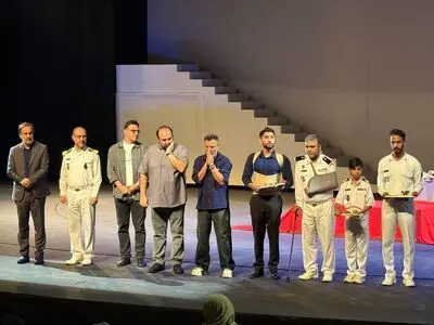 تجلیل از خانواده شهدای ناوشکن دنا در افتتاحیه نمایش «ذرات آشوب»