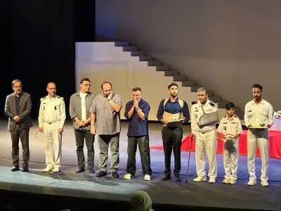 تجلیل از خانواده شهدای ناوشکن دنا در افتتاحیه نمایش «ذرات آشوب»