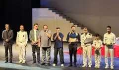 تجلیل از خانواده شهدای ناوشکن دنا در افتتاحیه نمایش «ذرات آشوب»