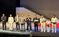 تجلیل از خانواده شهدای ناوشکن دنا در افتتاحیه نمایش «ذرات آشوب»