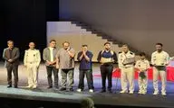 تجلیل از خانواده شهدای ناوشکن دنا در افتتاحیه نمایش «ذرات آشوب»