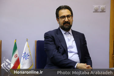 بازدید سید مجتبی حسینی از نمایشگاه تصویرگران ایران