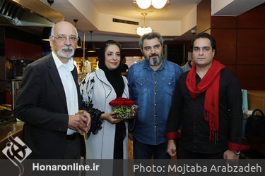 فرش فیروزه ای نمایش"مرد بالشی" در مرکز خرید تندیس
