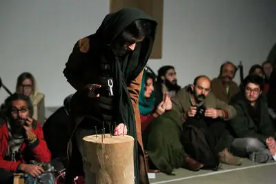 پرفورمنسی که بر بازخوانی "زبور" بنا شد/ روایت هاشم‌زاده از اجرایش در فستیوال سی پرفورمنس، سی هنرمند، سی روز