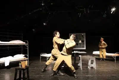 وقتی همه چیز در سطح پیش می‌رود / نگاهی به نمایش "به فرمان من" به نویسندگی مجید امامی و کارگردانی حسن اسدی