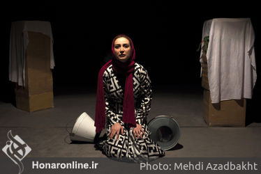 نمایش "مثل خاراندن یک زخم پس از خوب شدن" در عمارت نوفل‌لوشاتو