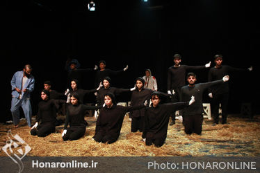 نمایش "چهرازی" به کارگردانی کامبیز نیک‌آمیز در خانه نمایش مهرگان روی صحنه است.