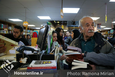 کتابگردی اهالی فرهنگ و هنر در نشر ثالث