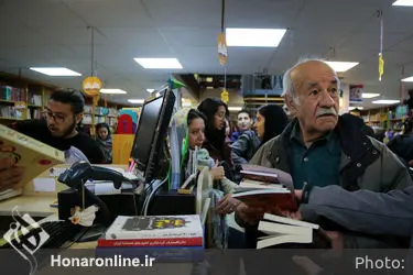 کتابگردی اهالی فرهنگ و هنر در نشر ثالث