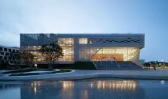 سالن تئاتری در ضدیت با تماشاخانه‌های فرمال / مرکز هنرهای نمایشی پینگ‌شان با معماری 