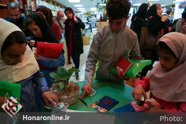 کتابگردی اهالی فرهنگ و هنر در نشر ثالث