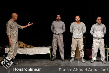 نمایش "به من میگن مک کِنا" در تماشاخانه مهرگان