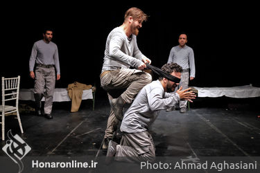 نمایش "به من میگن مک کِنا" در تماشاخانه مهرگان