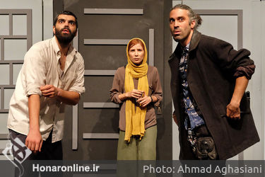 نمایش "خانه نم زده" در تماشاخانه نوفل‌لوشاتو