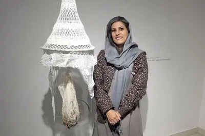 بازگشت به دردها و شادمانی‌های انسانی در نمایشگاه "ریشه‌ها"/ نمایش آثار شیرین ملت گهر در گالری آران