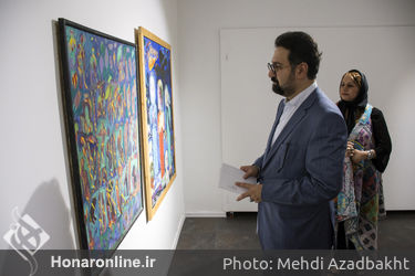 بازدید سید مجتبی حسینی از نمایشگاه "خانم و آقای هنرمند" 