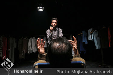 نمایش "پاره سنگ در جیب‌هایش" در سالن تالار مولوی