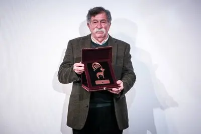 نکوداشت مستندساز عاشق ایران/ اهدای نشان فیروزه سینماحقیقت به فرهاد ورهرام