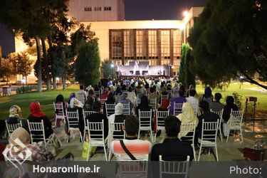 نمایش "عشق روزهای کرونا" در محوطه باز تالار وحدت 