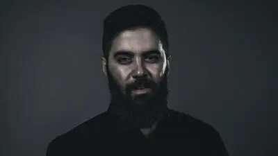 برشی از زندگی پدری که فرزندش را از دست داده / روایت آرمان شهبازی از نمایش "تا باران چند پاییز مانده"