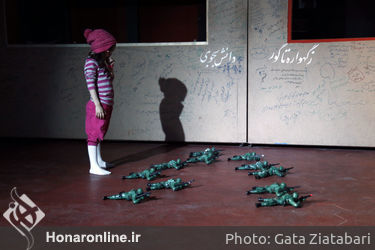 نمایش "عقل صورتی یا مدادی که فقط مشق نمی‌نوشت"