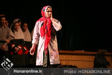 اجرای نمایش «وقتی ما نیستیم» به کارگردانی داوود زارع در بیست و هفتمین جشنواره بین‌المللی تئاتر کودک و نوجوان همدان