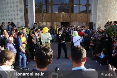 اجرای هنرهای نمایشی در محوطه تئاتر شهر