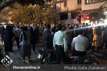 هواداران استاد شجریان مقابل بیمارستان جم پس از شنیدن خبر درگذشت او